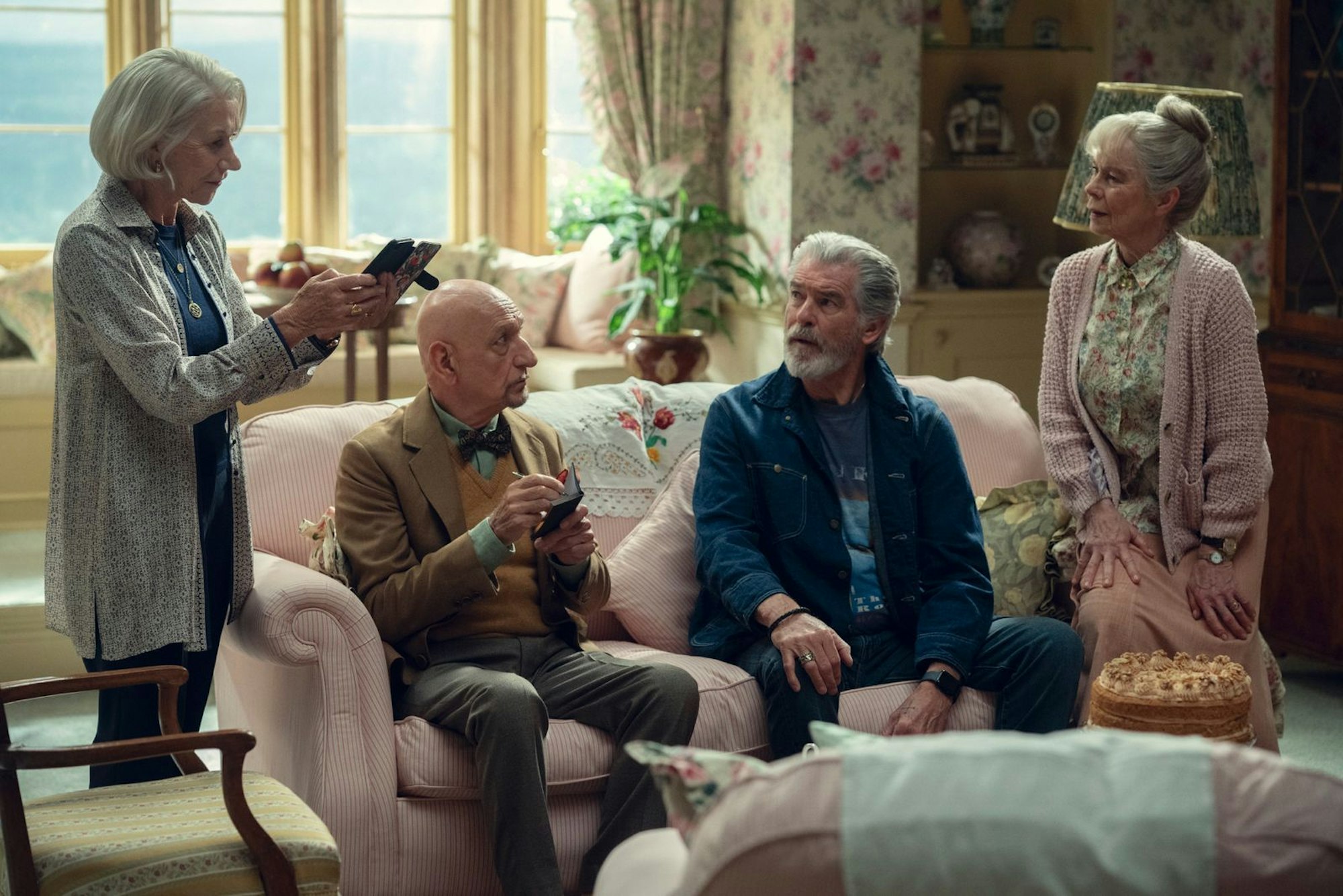 Elizabeth (Helen Mirren, links) ist als ehemalige Geheimagentin die inoffizielle Anführerin der Donnerstagsmordclubs. Nach dem Mord auf dem Gelände ihres Seniorenheims stellen sie, Ibrahim (Ben Kingsley, zweiter von links), Ron (Pierce Brosnan) und Joyce (Celia Imrie) Nachforschungen an. (Bild: Giles Keyte/Netflix)