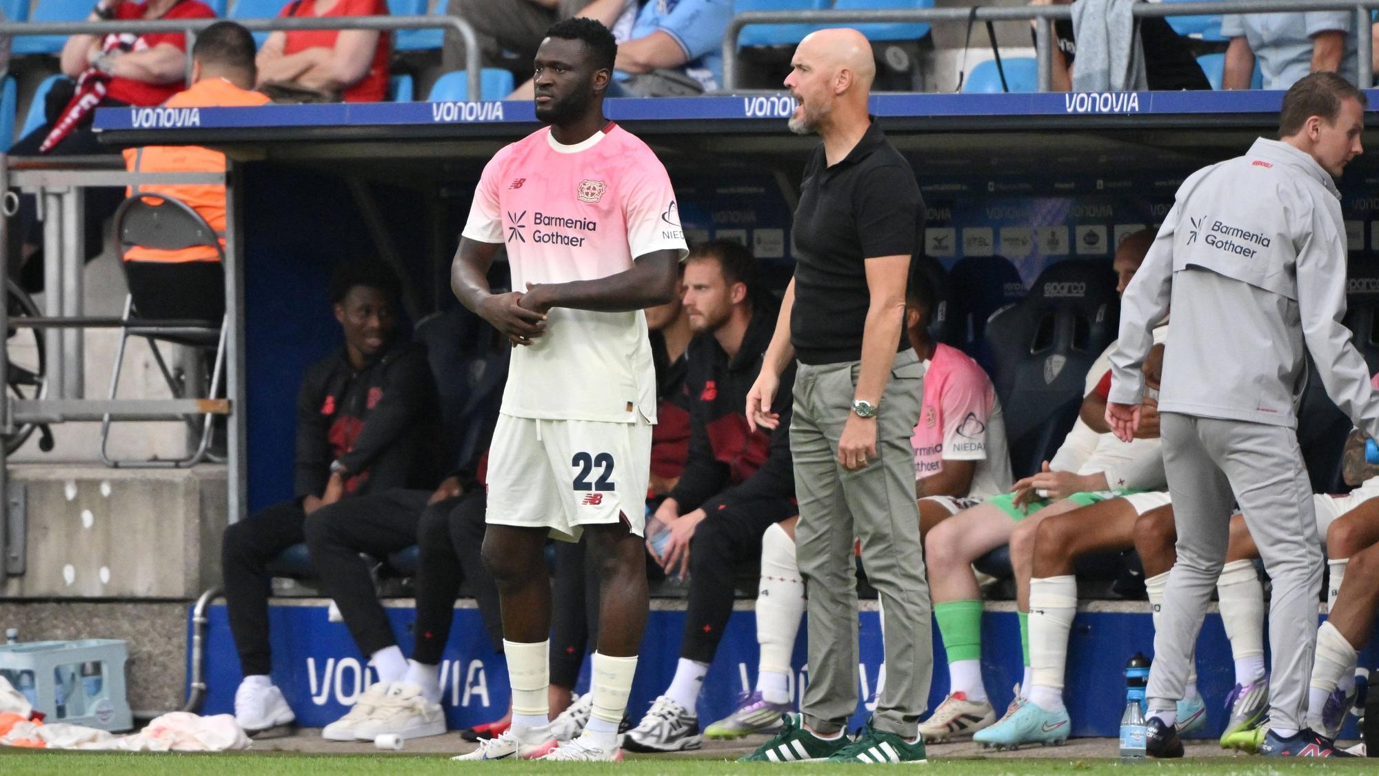 Victor Boniface macht sich im Leverkusen-Trikot zur Einwechslung bereit.
