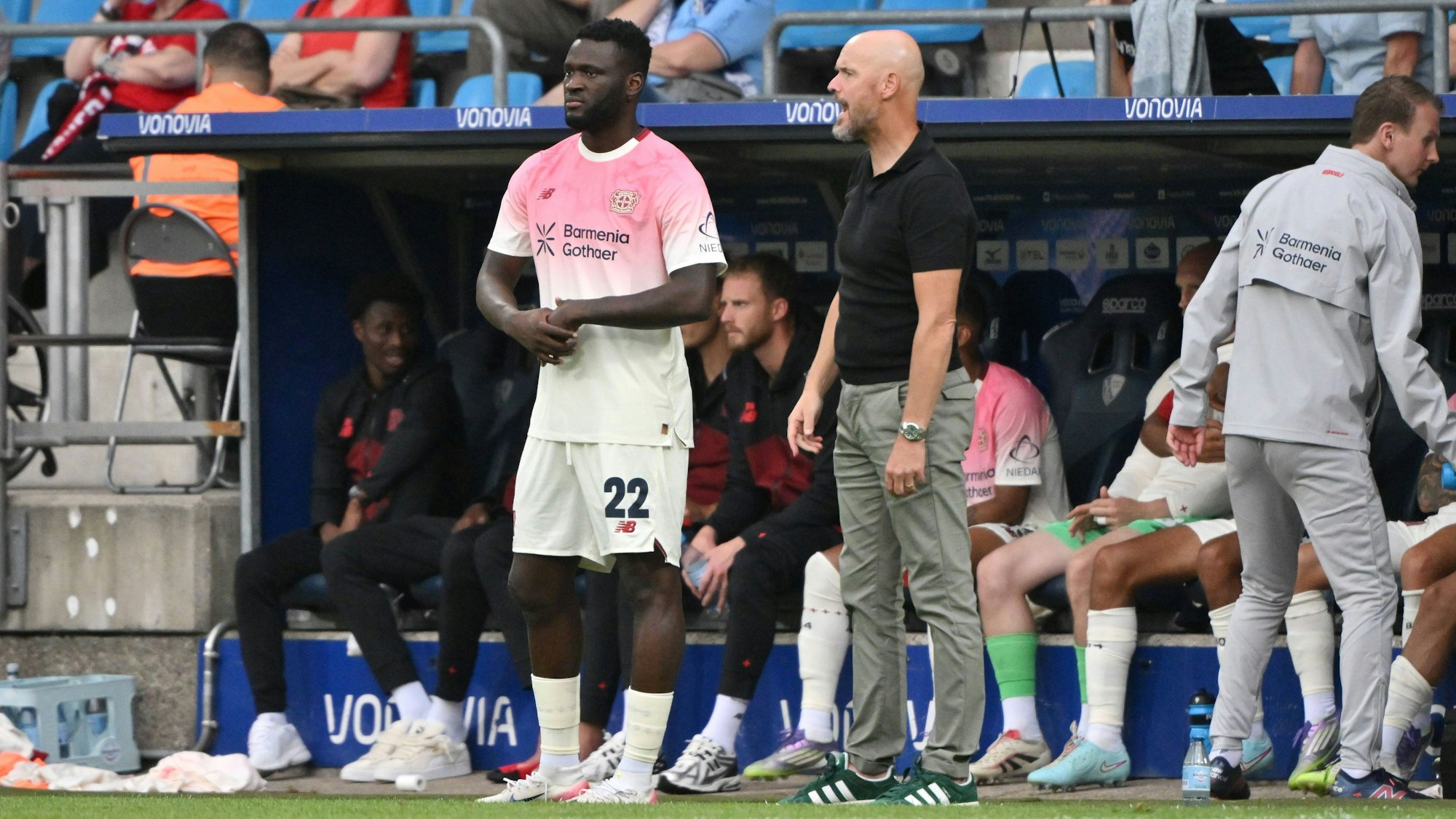 Victor Boniface macht sich im Leverkusen-Trikot zur Einwechslung bereit.
