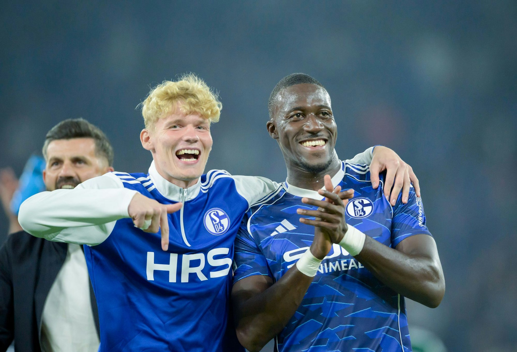 Bryan Lasme (r) war erneut der Matchwinner für die Schalker.