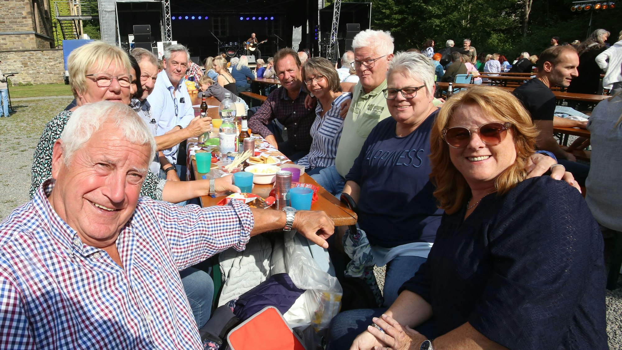 Blick auf die Besucher der „Parkzeit“, einer Veranstaltung mit Picknick und Livemusik