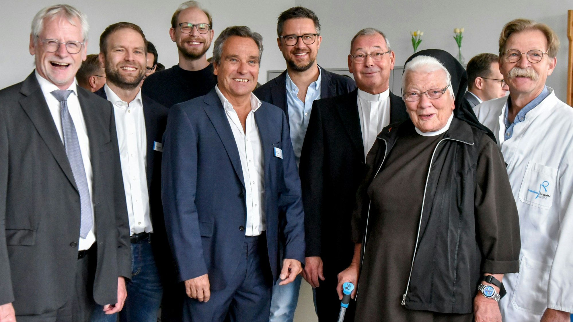 Auf dem Foto sind zahlreiche Männer und eine Ordensschwester zu sehen.