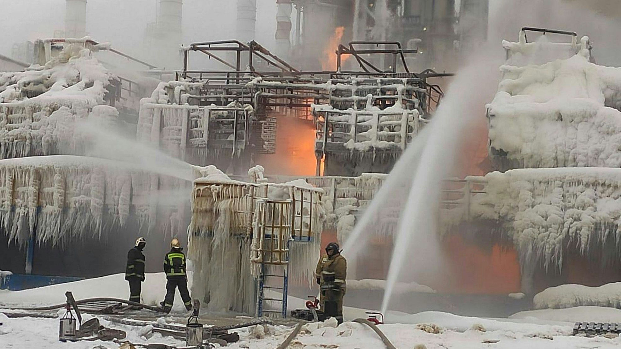 Feuerwehrleute löschen den Brand bei Russlands zweitgrößtem Erdgasproduzenten Novatek. (Archivbild)