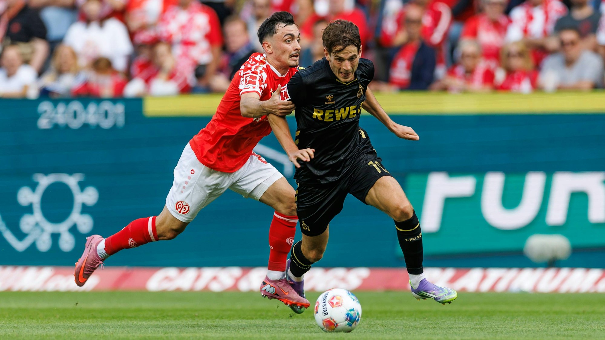 Jakub Kaminski scheint auf dem Weg zum Tor, doch Paul Nebel stoppt den Polen noch per Foul – auf Kosten einer Roten Karte.