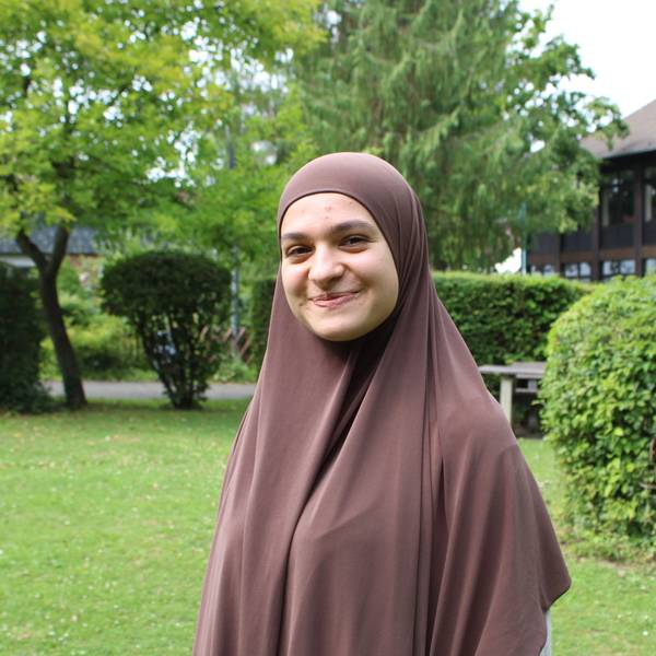 Fatima Ghazal Habbal ist vor 10 Jahren aus Syrien geflohen. Heute hat die 19-jährige in Niederkassel ihr Abitur abgeschlossen und möchte Medizin studieren.