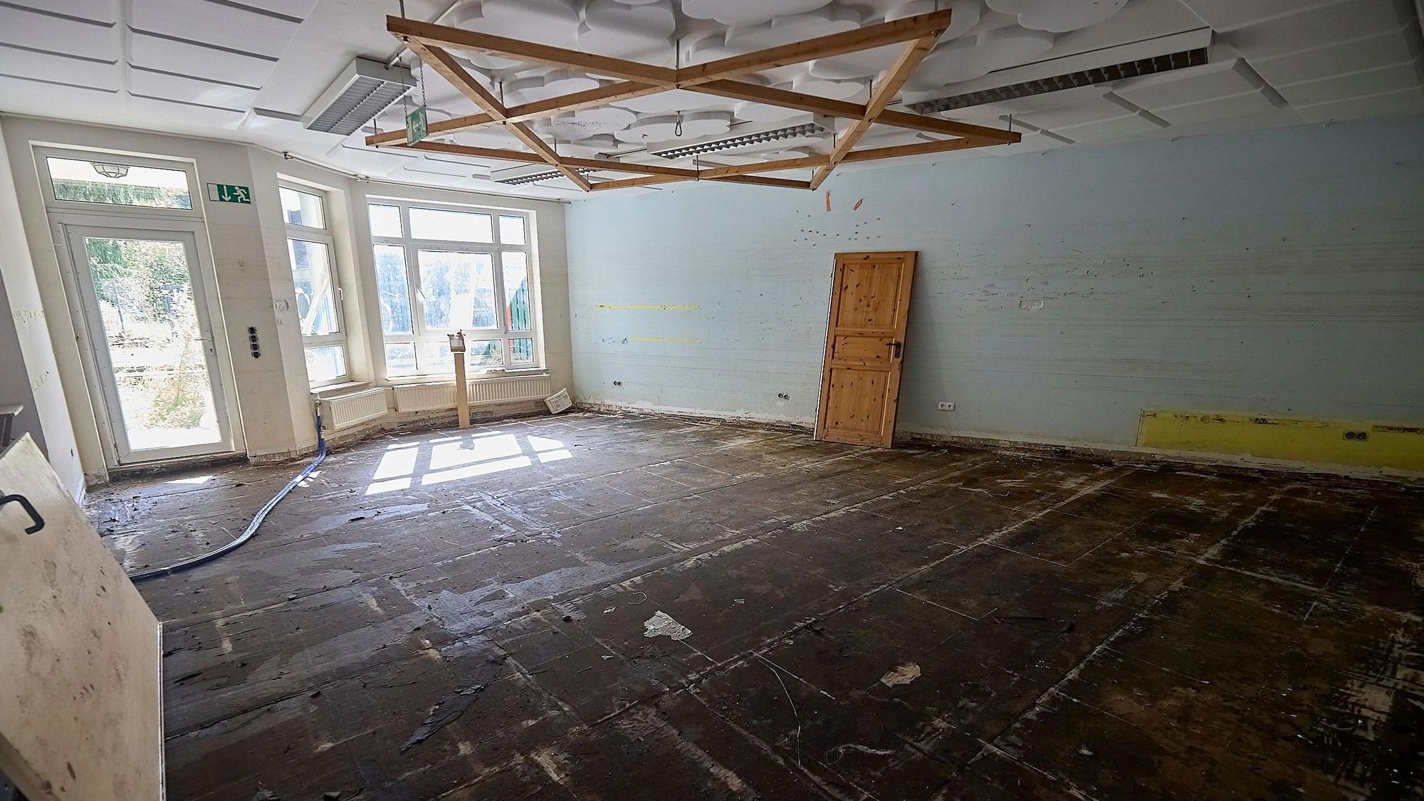 Blick in das Erdgeschoss des Bürgerhauses: Der Bodenbelag fehlt und eine Tür lehnt an einer Wand.
