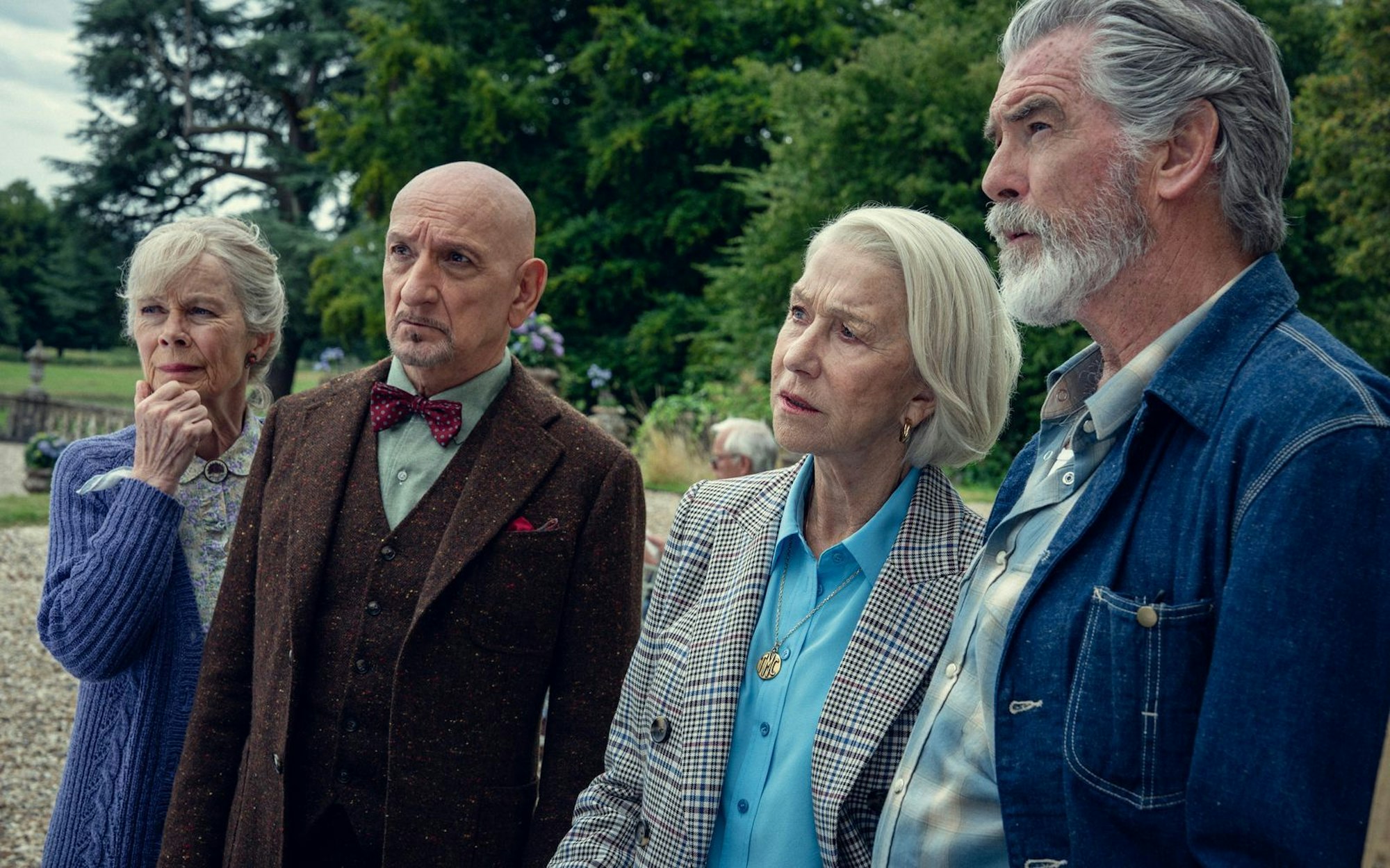 Die Mitglieder des Donnerstagsmordclubs (von links): Joyce (Celia Imrie), Ibrahim (Ben Kingsley), Elizabeth (Helen Mirren) und Ron (Pierce Brosnan). Das Quartett bringt sich mit seinen selbstbewussten Ermittlungen selbst in Mordverdacht. (Bild: Giles Keyte/Netflix)