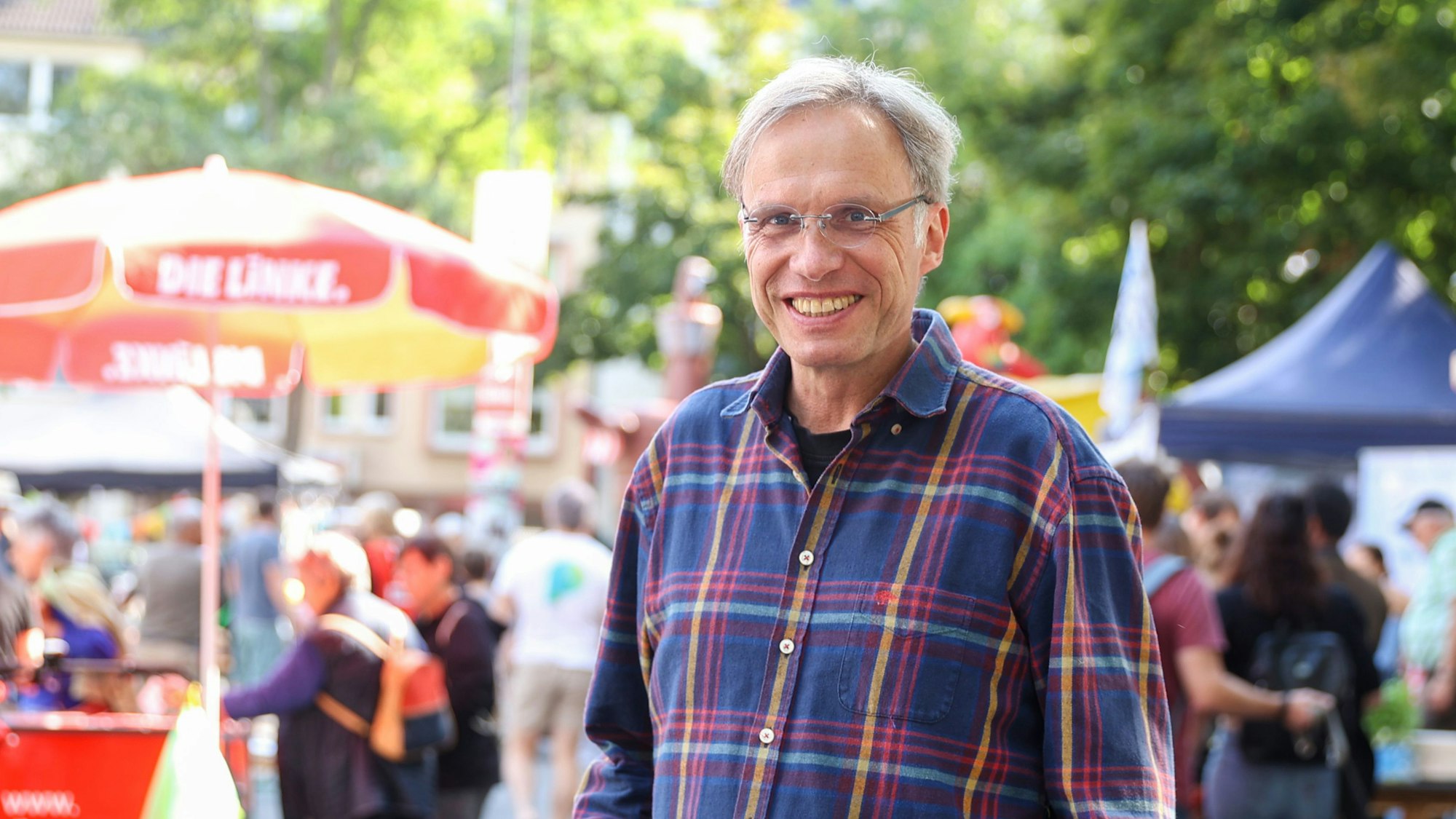 Heiner Kockerbeck, OB-Kandidat der Kölner Linken, am Sonntag auf dem Wilhelmplatz in Nippes.