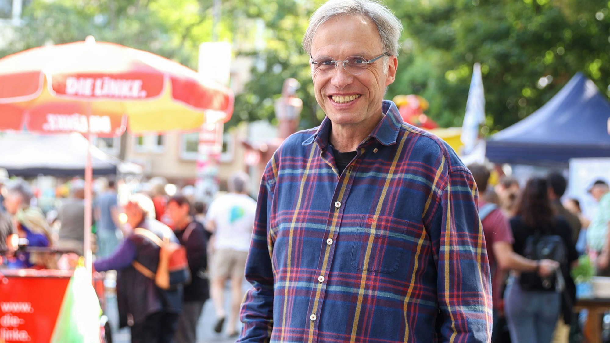 24.08.2025
Köln:
Heiner Kockerbeck, Kandidat der Partei Die Linke für das Amt des Oberbürgermeister bei der Kommunalwahl 2025, besucht das Stadtteilfest „Rotes Fest“ in Nippes. Um 15.45 hält er eine Rede, danach können Besucher am Infostand Rückfragen an ihn richten. Insgesamt ist das ein Stadtteilfest mit kulinarischem, kulturellem und politischem Programm. Foto: Martina Goyert