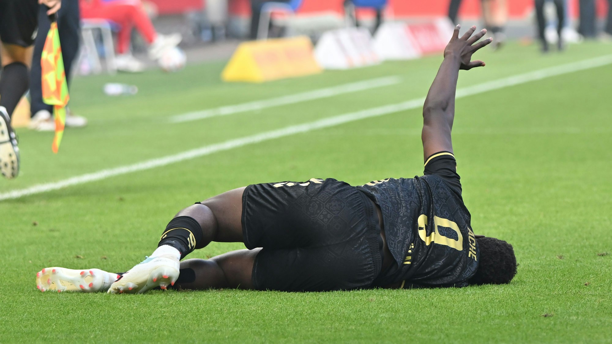 FC-Spieler Ragnar Ache liegt am Boden.