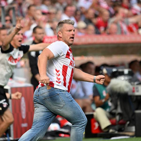 dpatopbilder - 24.08.2025, Rheinland-Pfalz, Mainz: Fußball: Bundesliga, FSV Mainz 05 - 1. FC Köln, 1. Spieltag, Mewa Arena. Trainer Łukasz Kwasniok (r, 1. FC Köln) reagiert beim Tor zum 0:1. Foto: Torsten Silz/dpa - WICHTIGER HINWEIS: Gemäß den Vorgaben der DFL Deutsche Fußball Liga bzw. des DFB Deutscher Fußball-Bund ist es untersagt, in dem Stadion und/oder vom Spiel angefertigte Fotoaufnahmen in Form von Sequenzbildern und/oder videoähnlichen Fotostrecken zu verwerten bzw. verwerten zu lassen. +++ dpa-Bildfunk +++