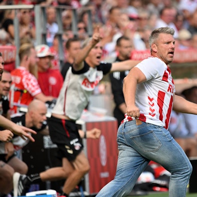 dpatopbilder - 24.08.2025, Rheinland-Pfalz, Mainz: Fußball: Bundesliga, FSV Mainz 05 - 1. FC Köln, 1. Spieltag, Mewa Arena. Trainer Łukasz Kwasniok (r, 1. FC Köln) reagiert beim Tor zum 0:1. Foto: Torsten Silz/dpa - WICHTIGER HINWEIS: Gemäß den Vorgaben der DFL Deutsche Fußball Liga bzw. des DFB Deutscher Fußball-Bund ist es untersagt, in dem Stadion und/oder vom Spiel angefertigte Fotoaufnahmen in Form von Sequenzbildern und/oder videoähnlichen Fotostrecken zu verwerten bzw. verwerten zu lassen. +++ dpa-Bildfunk +++