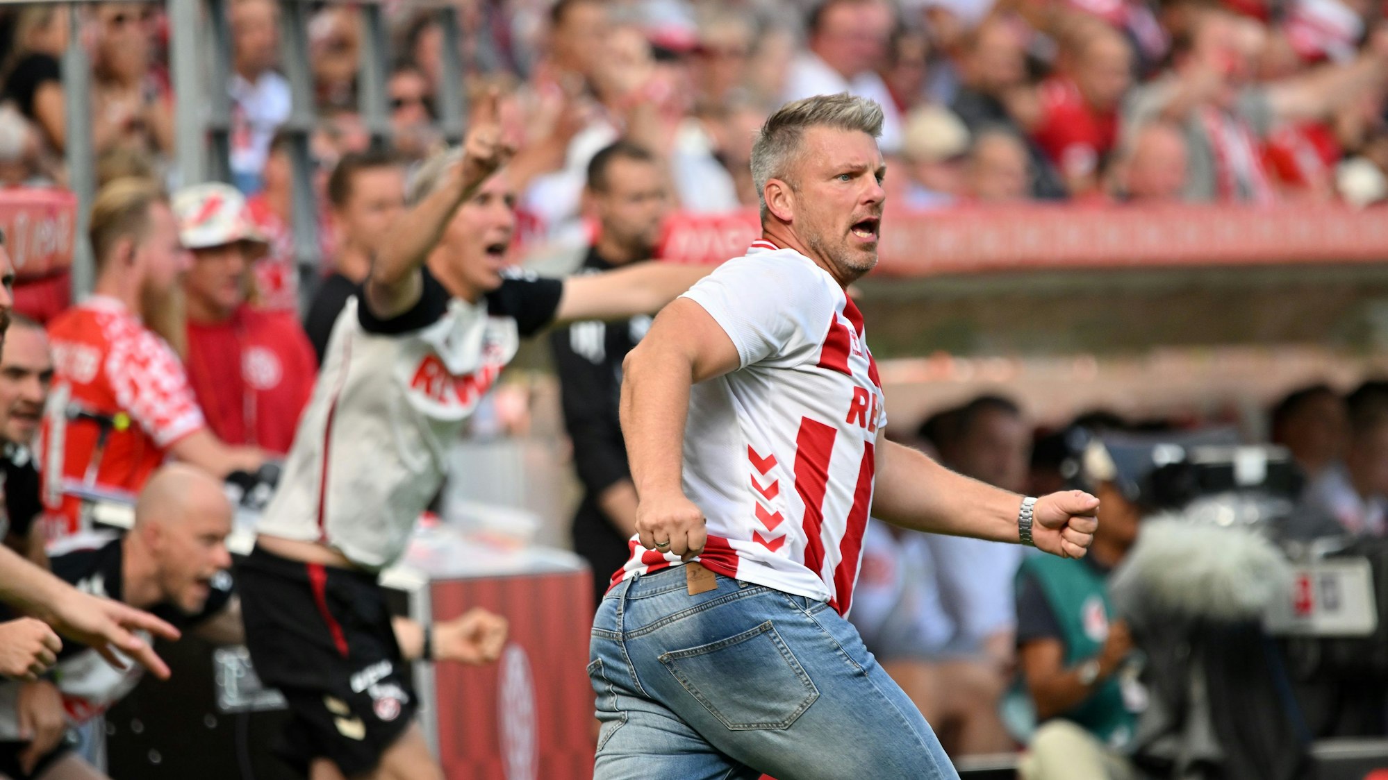dpatopbilder - 24.08.2025, Rheinland-Pfalz, Mainz: Fußball: Bundesliga, FSV Mainz 05 - 1. FC Köln, 1. Spieltag, Mewa Arena. Trainer Łukasz Kwasniok (r, 1. FC Köln) reagiert beim Tor zum 0:1. Foto: Torsten Silz/dpa - WICHTIGER HINWEIS: Gemäß den Vorgaben der DFL Deutsche Fußball Liga bzw. des DFB Deutscher Fußball-Bund ist es untersagt, in dem Stadion und/oder vom Spiel angefertigte Fotoaufnahmen in Form von Sequenzbildern und/oder videoähnlichen Fotostrecken zu verwerten bzw. verwerten zu lassen. +++ dpa-Bildfunk +++