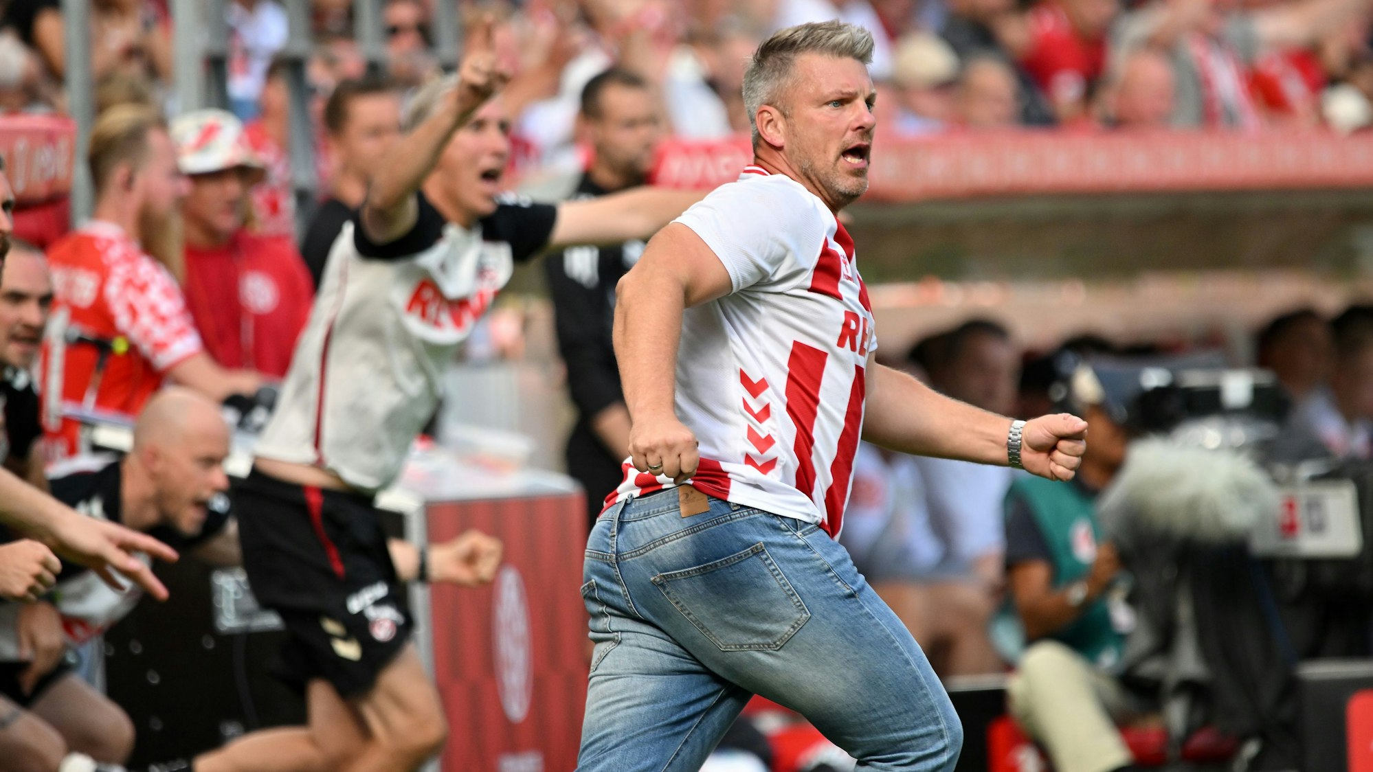 Trainer Lukas Kwasniok reagiert auf Bülters Treffer zum Kölner 1:0-Sieg in Mainz.