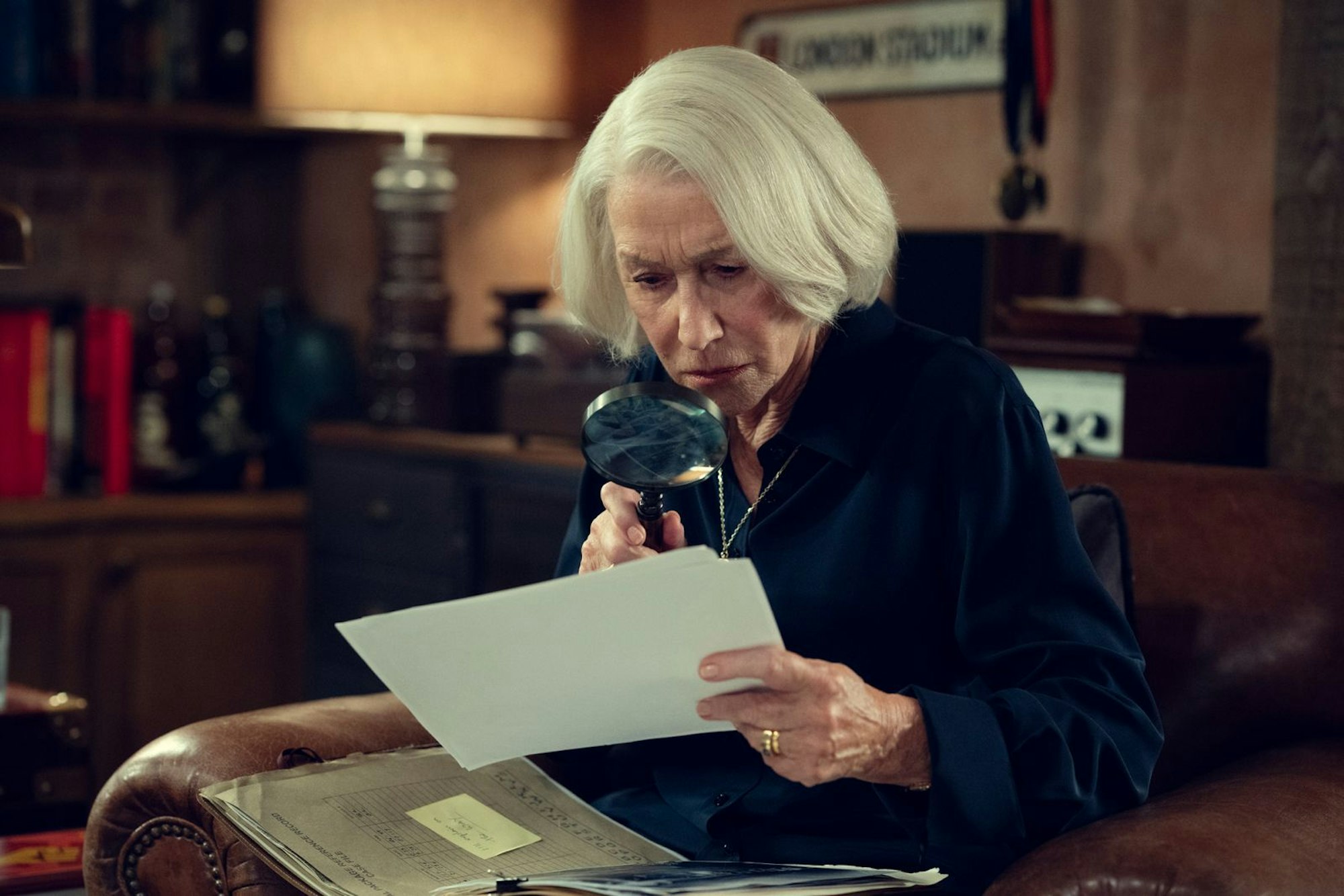 Elizabeth (Helen Mirren) hat jede Menge Erfahrung mit kriminellen Machenschaften und kennt auch die Werkzeuge, um sie offenzulegen. (Bild: Giles Keyte/Netflix)