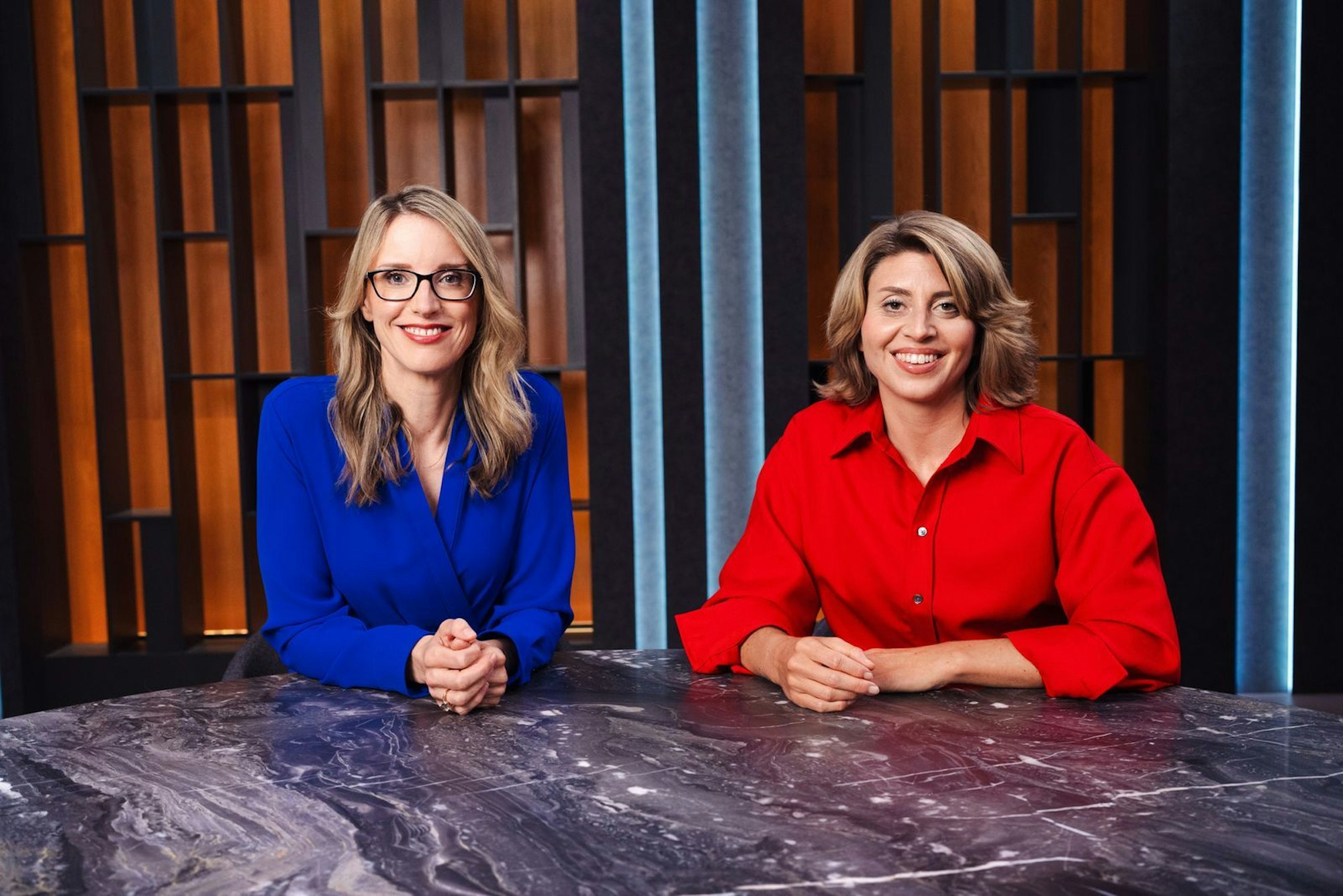 Alena Buyx moderiert „NANO Talk“ abwechselnd mit der Wissenschaftsjournalistin und Podcasterin Stephanie Rohde (rechts). Deren erste Sendung läuft zwei Wochen nach dem Buyx-Debut und hört auf den Titel „Kooperation statt Konkurrenz“ (Donnerstag, 11. September, 21 Uhr, 3sat). (Bild: ZDF und Ben Knabe)