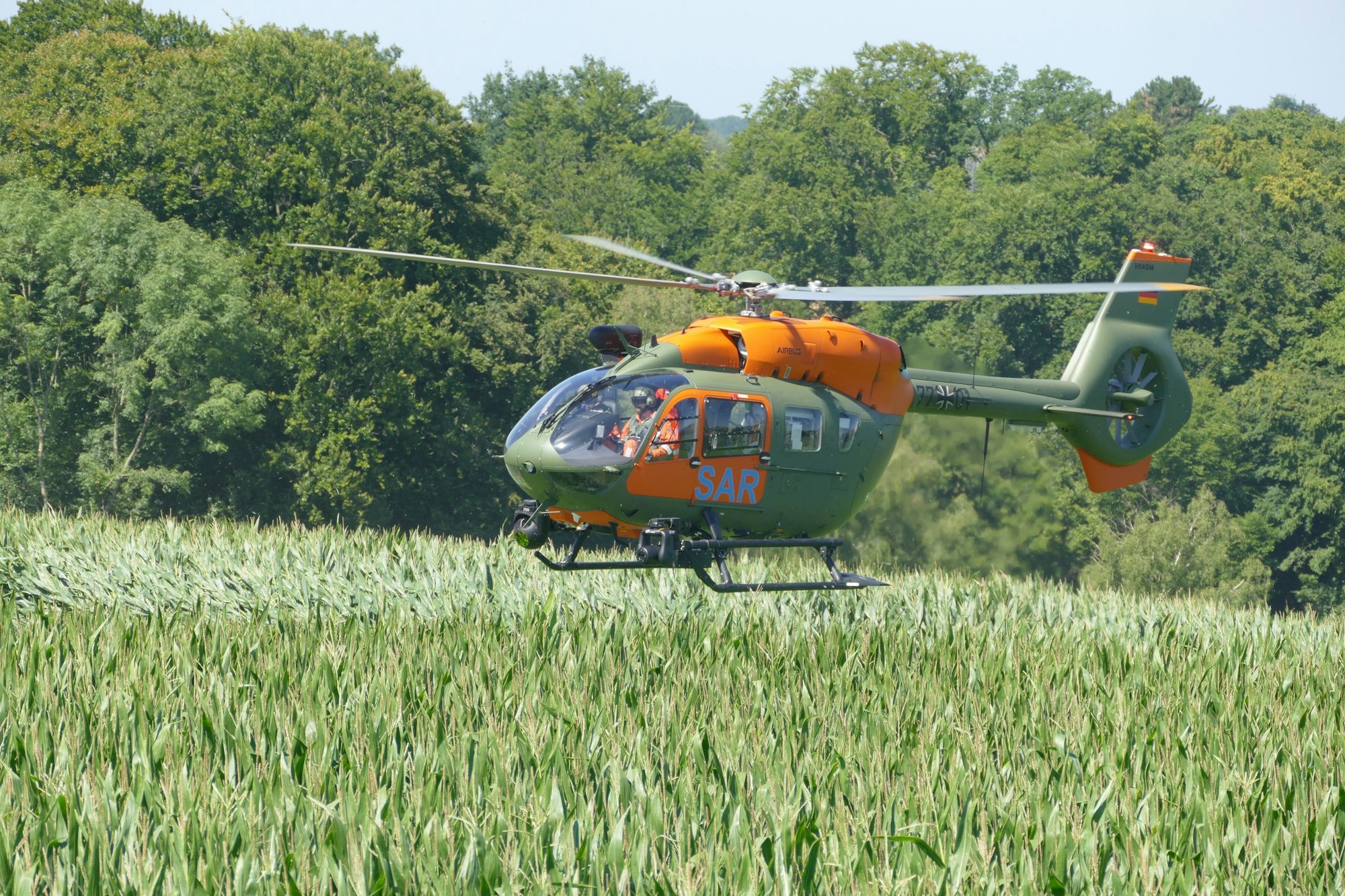 Ein Rettungshubschrauber über einem Feld.
