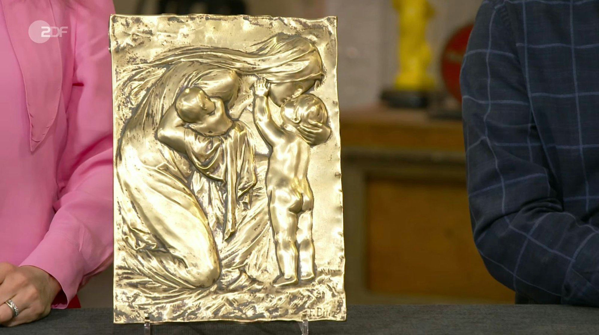 Eine Reliefplatte aus Bronze war laut Bianca Berding 200 bis 300 Euro wert. Händler Anaisio Guedes zahlte 260 Euro.
(Bild: ZDF)