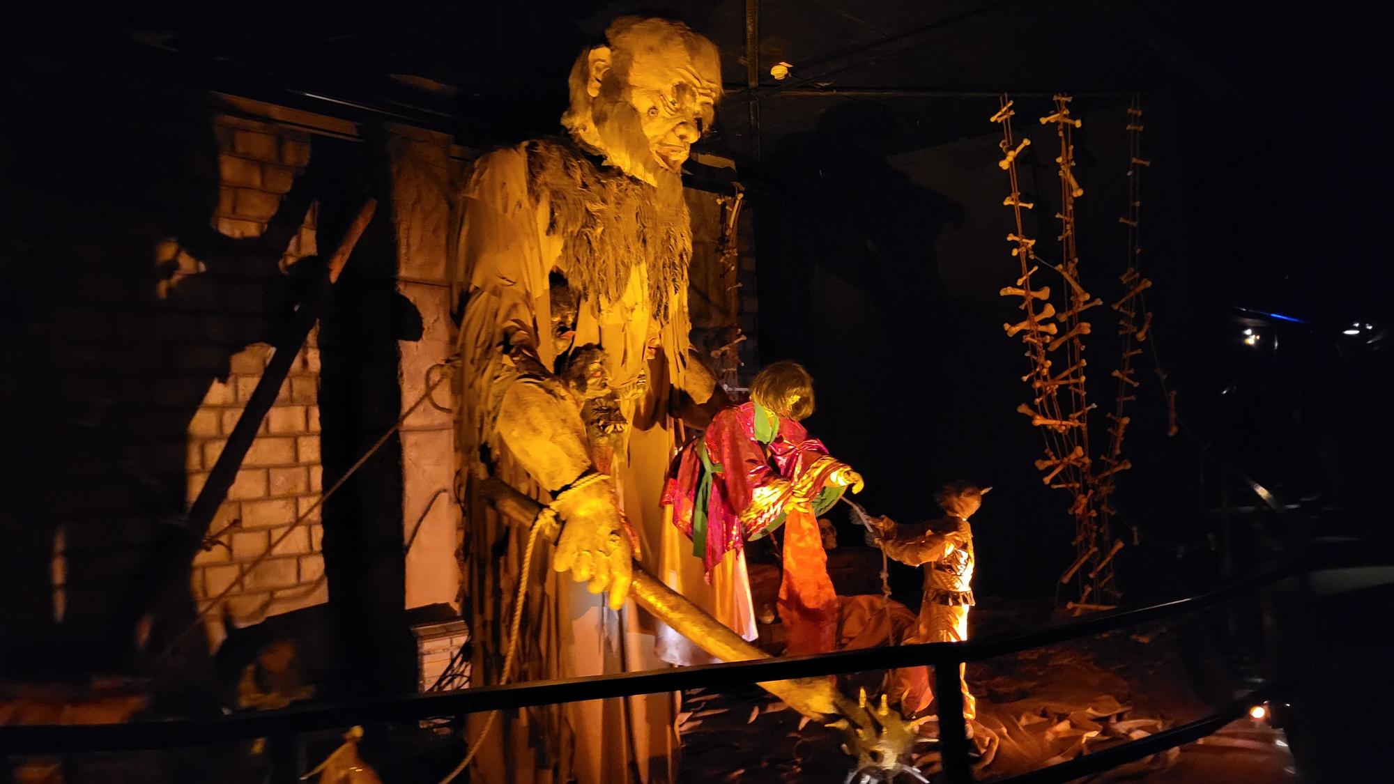 Die Figuren in der Geister Rikscha im Phantasialand sind teilweise groß und beeindruckend.