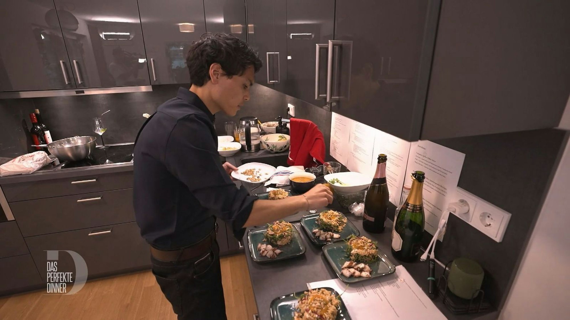 Ob die Vorspeise schmeckt? Das weiß Lars selbst noch nicht.
(Bild: RTL)