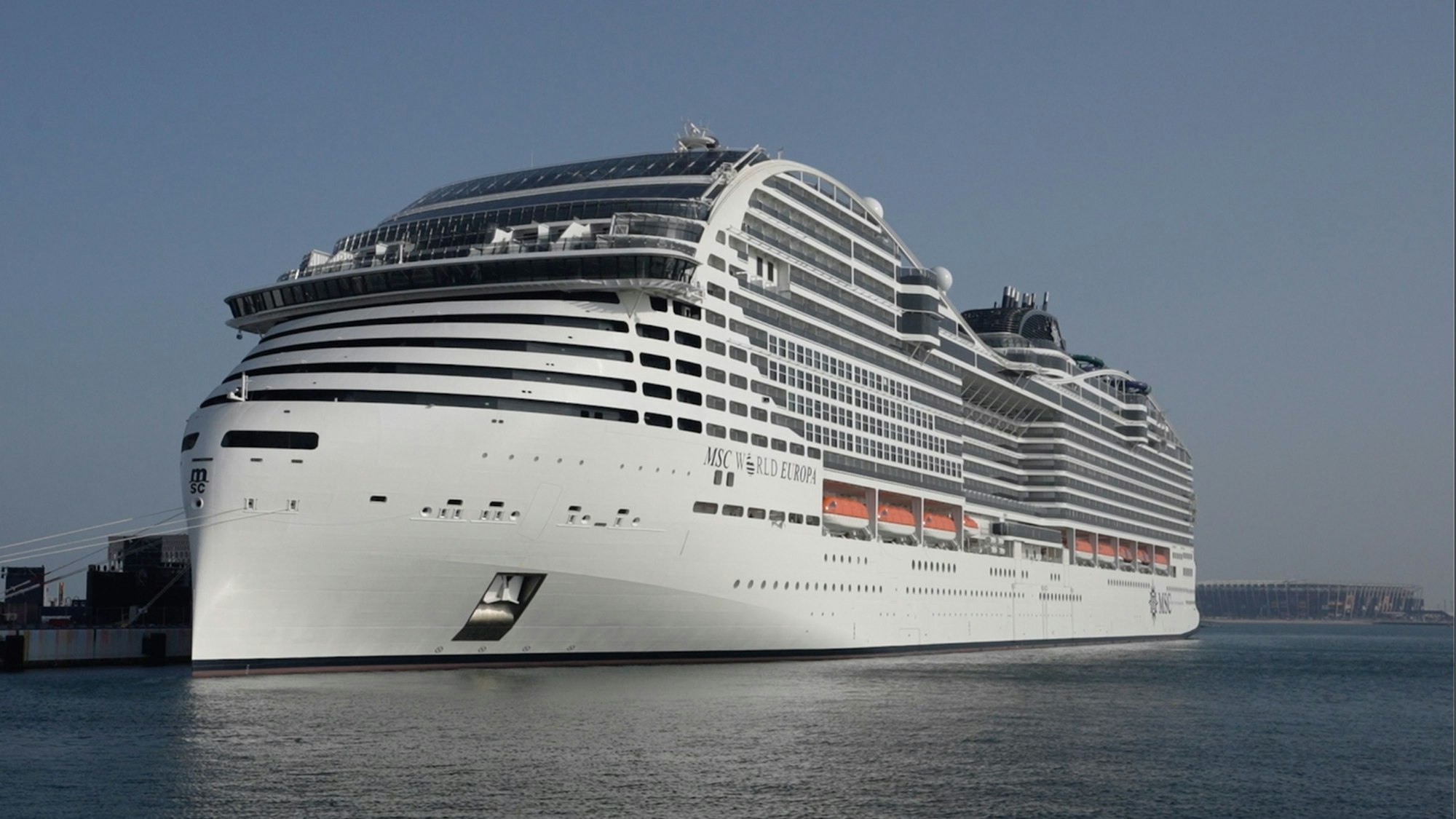 ARCHIV - 13.11.2022, Katar, Doha: ILLUSTRATION: Das Kreuzfahrtschiff MSC World Europa, ein schwimmendes Hotel, hat an einem Hafen angedockt. (zu dpa: «Kreuzfahrtschiff vor italienischer Insel havariert») Foto: Hassan Ammar/AP/dpa +++ dpa-Bildfunk +++