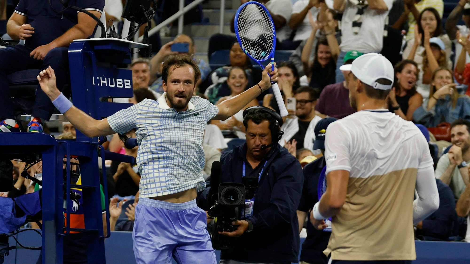 Daniil Medwedew gestikuliert.