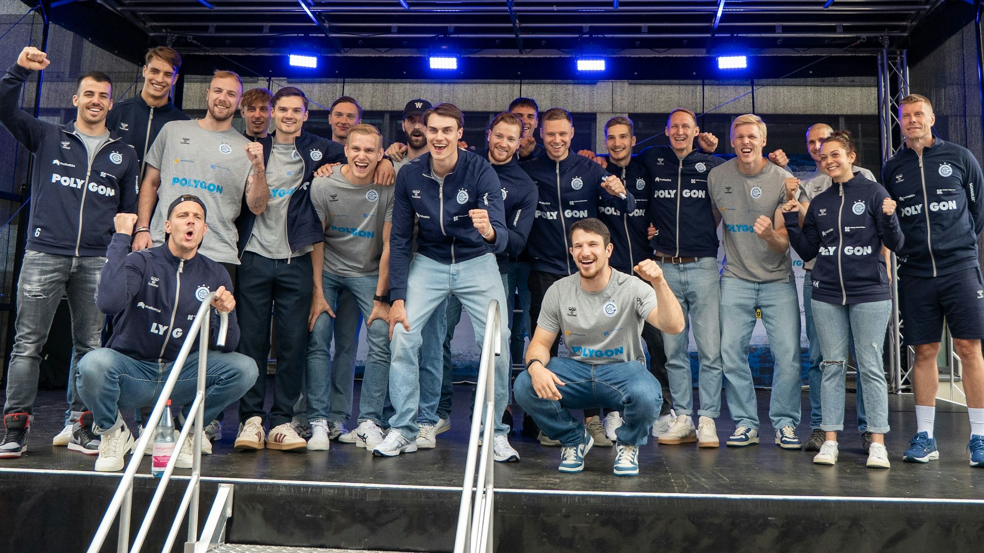 Fröhlich blicken die Handballer des VfL in die Kamera.