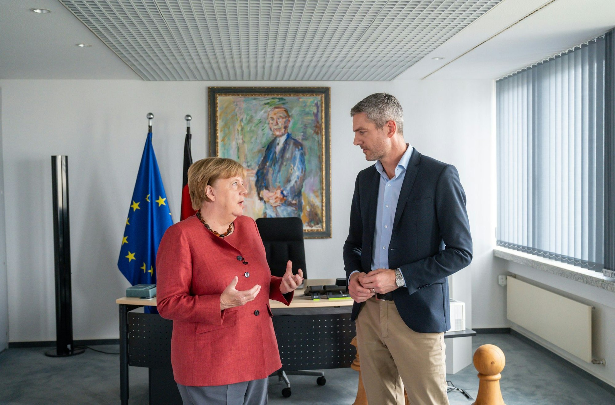 Zehn Jahre nach ihrem legendären Satz zieht Merkel Bilanz.