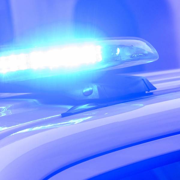 ARCHIV - 28.01.2025, Niedersachsen, Hannover: Ein Blaulicht leuchtet auf einem Einsatzfahrzeug der Polizei. (zu dpa: «Nach Messerangriff auf Mann – Fahndung nach Tätern läuft») Foto: Julian Stratenschulte/dpa +++ dpa-Bildfunk +++