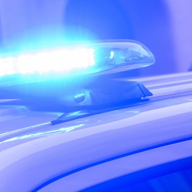 ARCHIV - 28.01.2025, Niedersachsen, Hannover: Ein Blaulicht leuchtet auf einem Einsatzfahrzeug der Polizei. (zu dpa: «Nach Messerangriff auf Mann – Fahndung nach Tätern läuft») Foto: Julian Stratenschulte/dpa +++ dpa-Bildfunk +++