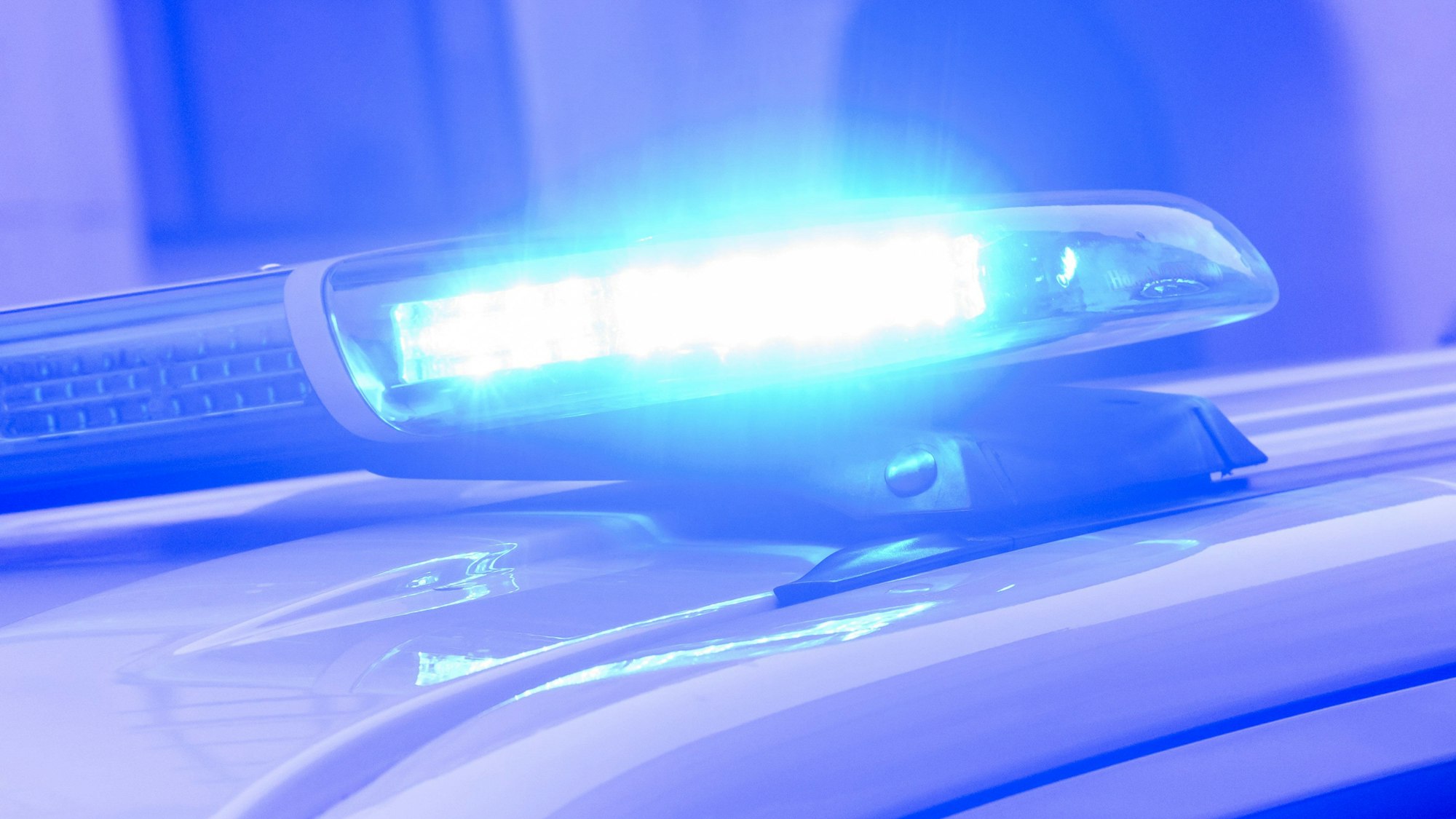 ARCHIV - 28.01.2025, Niedersachsen, Hannover: Ein Blaulicht leuchtet auf einem Einsatzfahrzeug der Polizei. (zu dpa: «Nach Messerangriff auf Mann – Fahndung nach Tätern läuft») Foto: Julian Stratenschulte/dpa +++ dpa-Bildfunk +++