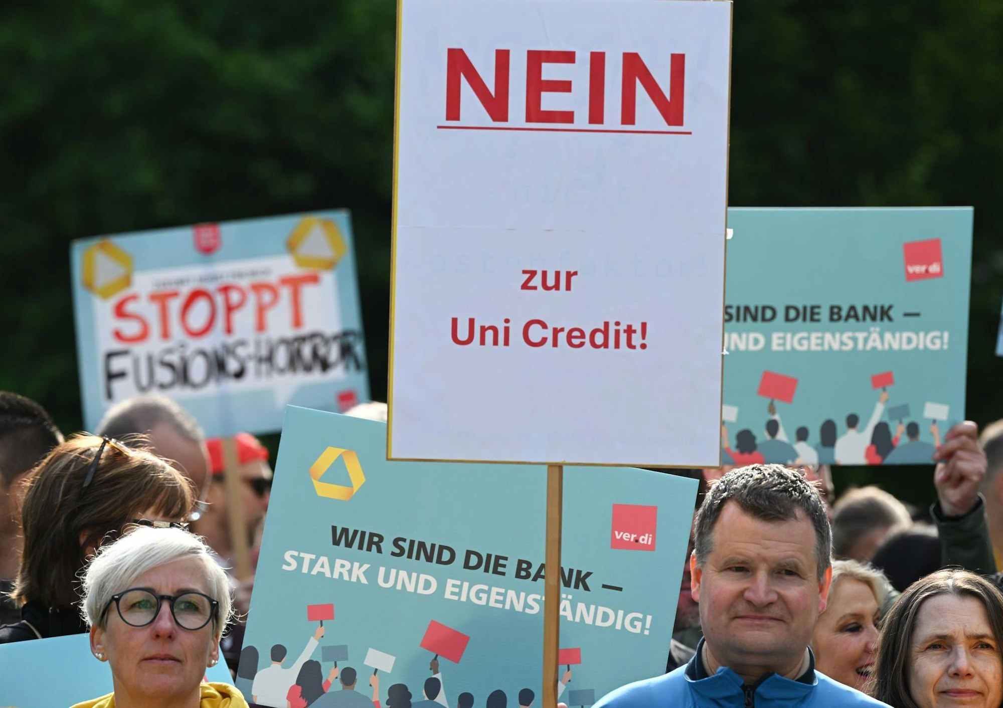 Beschäftigte nutzten die Commerzbank-Hauptversammlung 2025 zum Protest gegen eine mögliche Übernahme. (Archivbild)