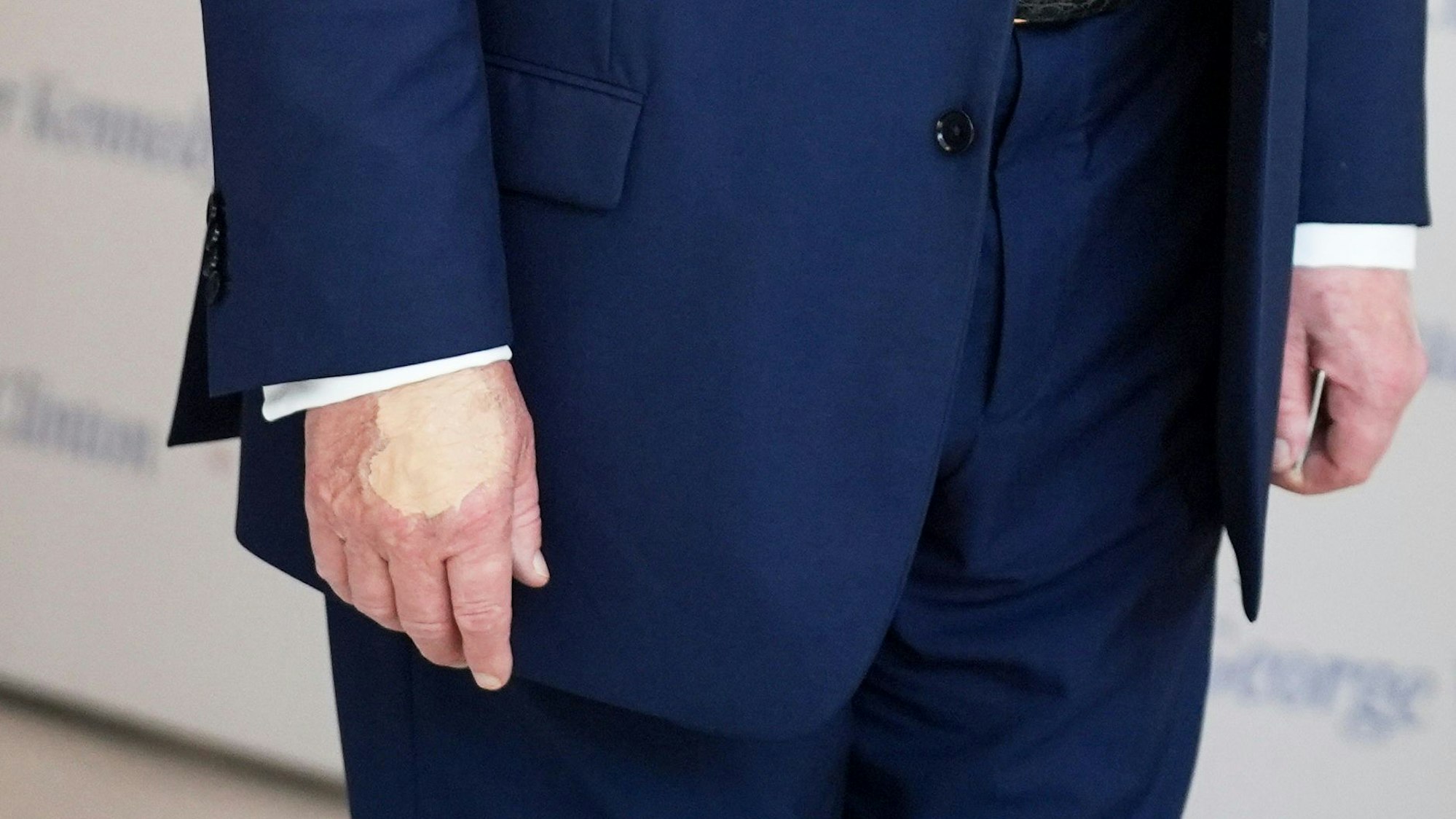 22.08.2025, USA, Washington: Die Hand von US-Präsident Donald Trump, während er im Museum The People's House spricht. Foto: Evan Vucci/AP/dpa +++ dpa-Bildfunk +++