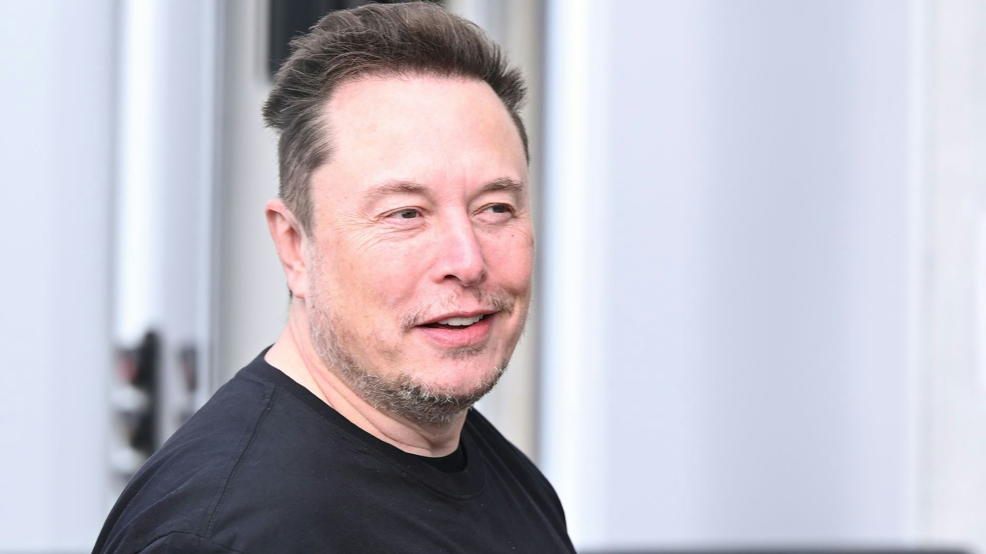 Elon Musk wirft Apple und OpenAI unfairen Wettbewerb vor. (Archivbild)