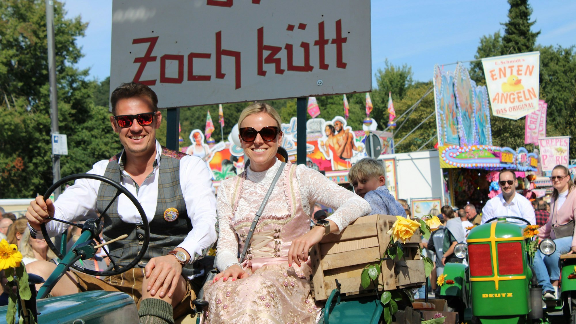 Oldtimer-Traktoren aus der Region eröffnen die Korsofahrt.