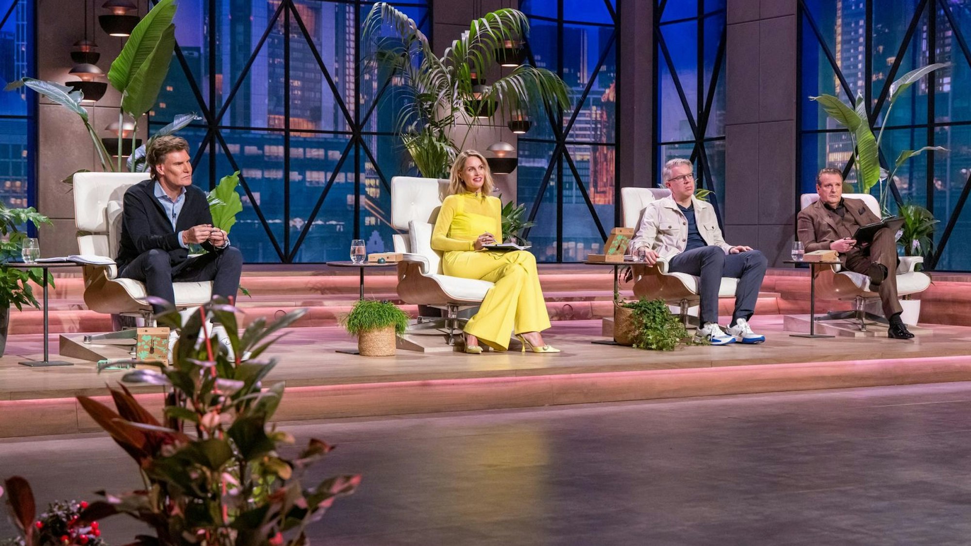 Carsten Maschmeyer, Janna Ensthaler und Frank Thelen (v.l.n.r.) haben Interesse an FYTA. (Bild: RTL / Bernd-Michael Maurer)