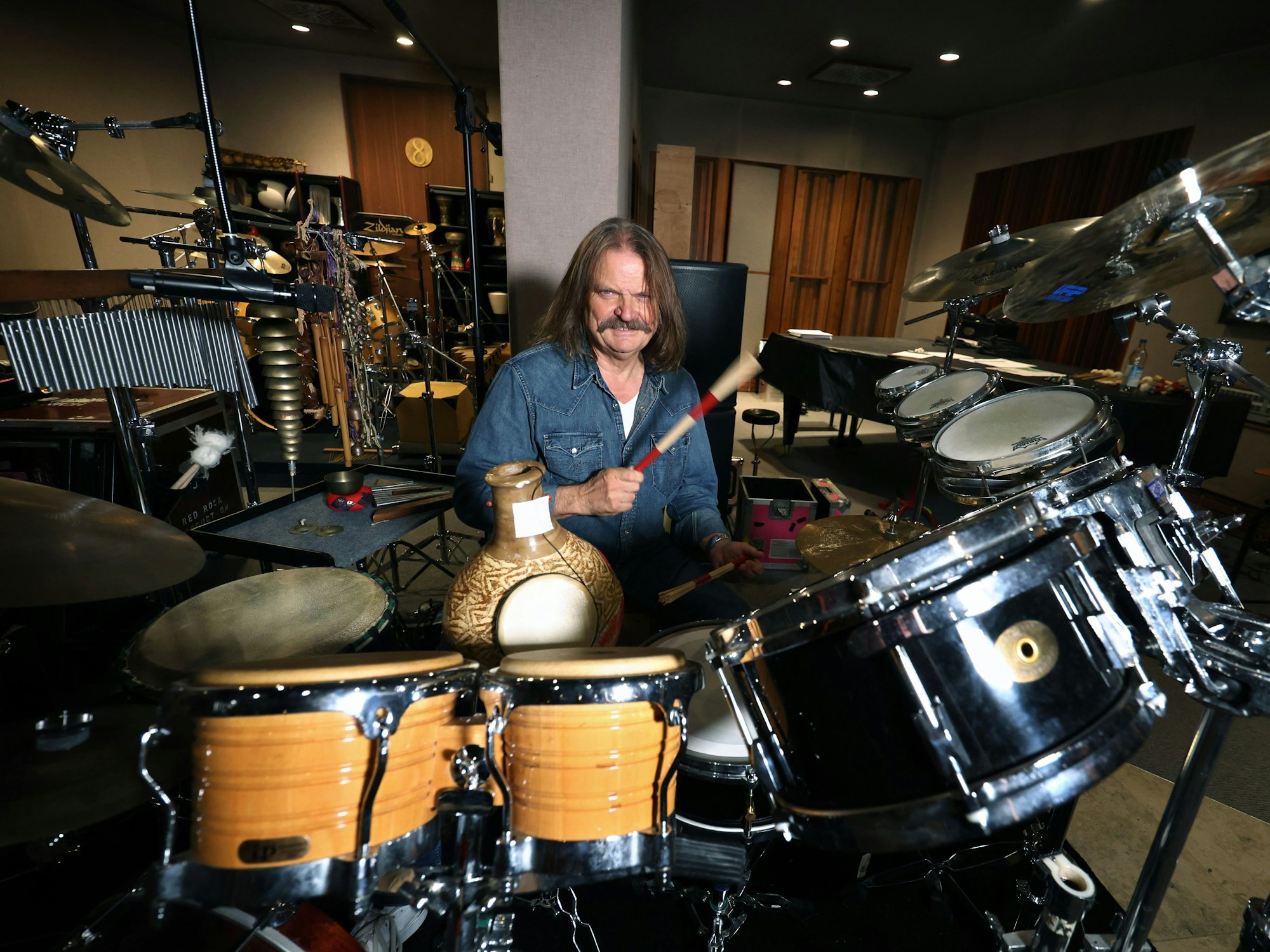 Leslie Mandoki am Schlagzeug.