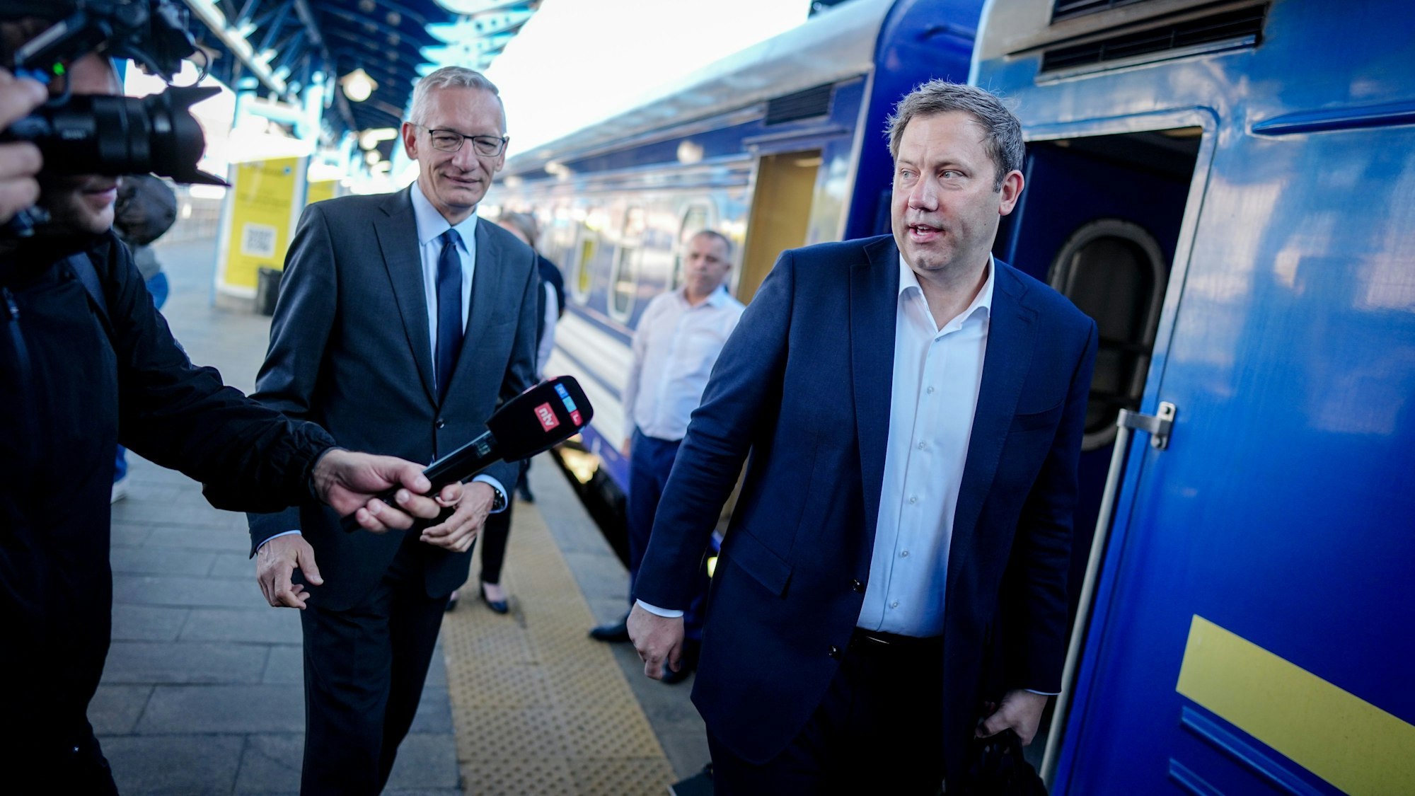 25.08.2025, Ukraine, Kiew: Lars Klingbeil (SPD), Bundesminister der Finanzen, Vizekanzler und SPD-Bundesvorsitzender, kommt am Morgen mit dem Sonderzug auf dem Bahnhof ukrainischen Hauptstadt an und wird vom deutschen Botschafter in der Ukraine, Martin Jäger (l), begrüßt. Klingbeil trifft verschiedene Regierungsmitglieder bei seinem Antritts- und Solidaritätsbesuch als Vizekanzler und Finanzminister. Foto: Kay Nietfeld/dpa +++ dpa-Bildfunk +++