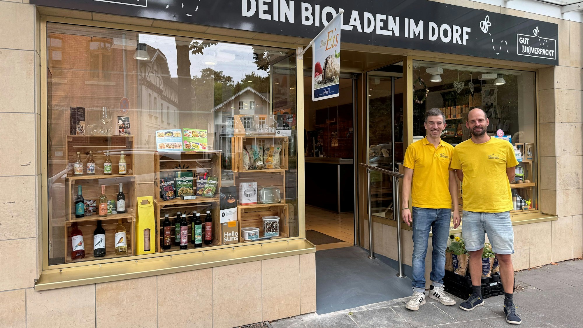 Ioannis Sakellaridis (v.l) und Florian Movila vor der neuen flachen Rampe ihres Bioladens.
