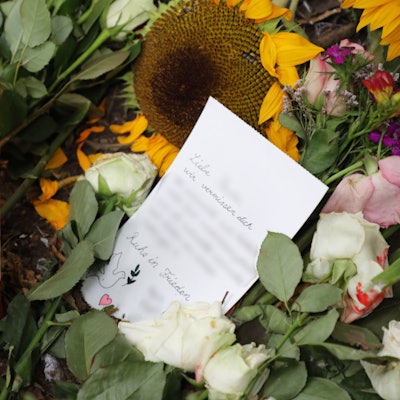 Einen Brief an eine der vier Verstorbenen liegt an der Unfallstelle im Dürschtal  bei Kürten-Dürscheid.