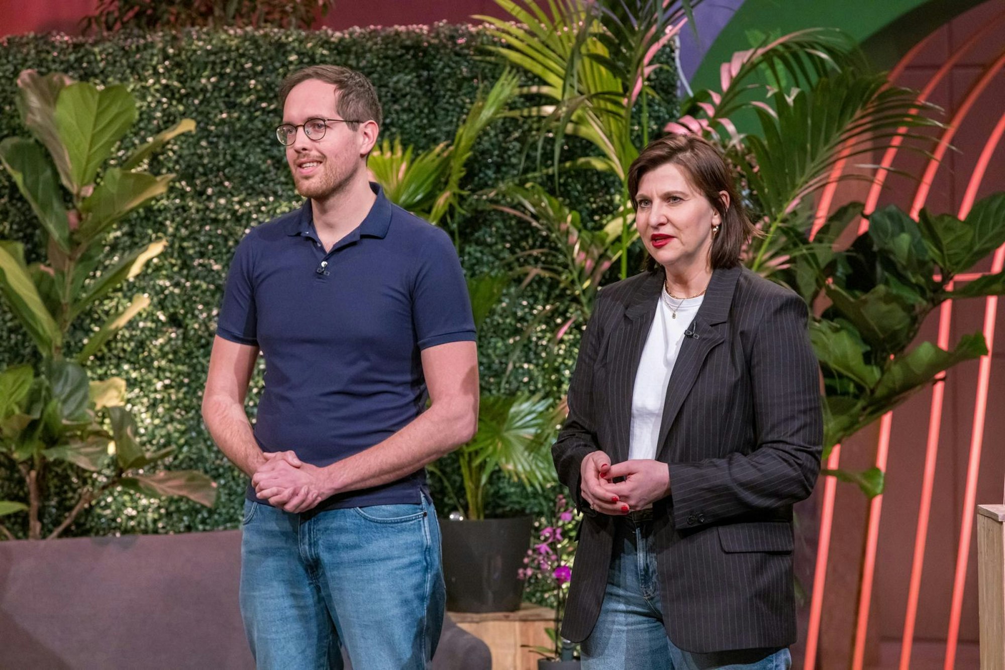 Alexander Schmitt und Claudia Nassif sahnen mit ihrem smarten Fitness-Tracker für Pflanzen FYTA einen riesen Deal ab. (Bild: RTL / Bernd-Michael Maurer)