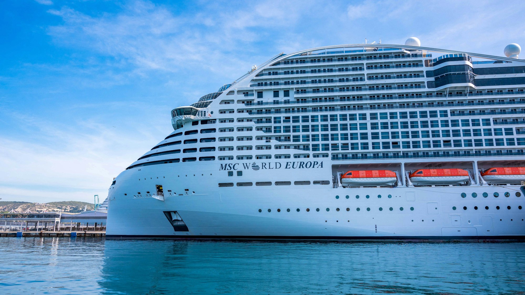 Das Kreuzfahrtschiff „MSC World Europa“ liegt im Hafen.