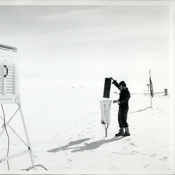 Ein ziviler Wetterbeobachter bedient 1957 während der „Operation Deep Freeze“ eine Schneefalle an der US-Station Byrd in der Antarktis.