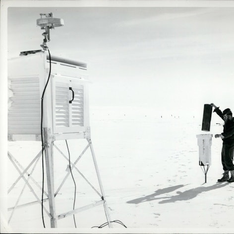 Ein ziviler Wetterbeobachter bedient 1957 während der „Operation Deep Freeze“ eine Schneefalle an der US-Station Byrd in der Antarktis.