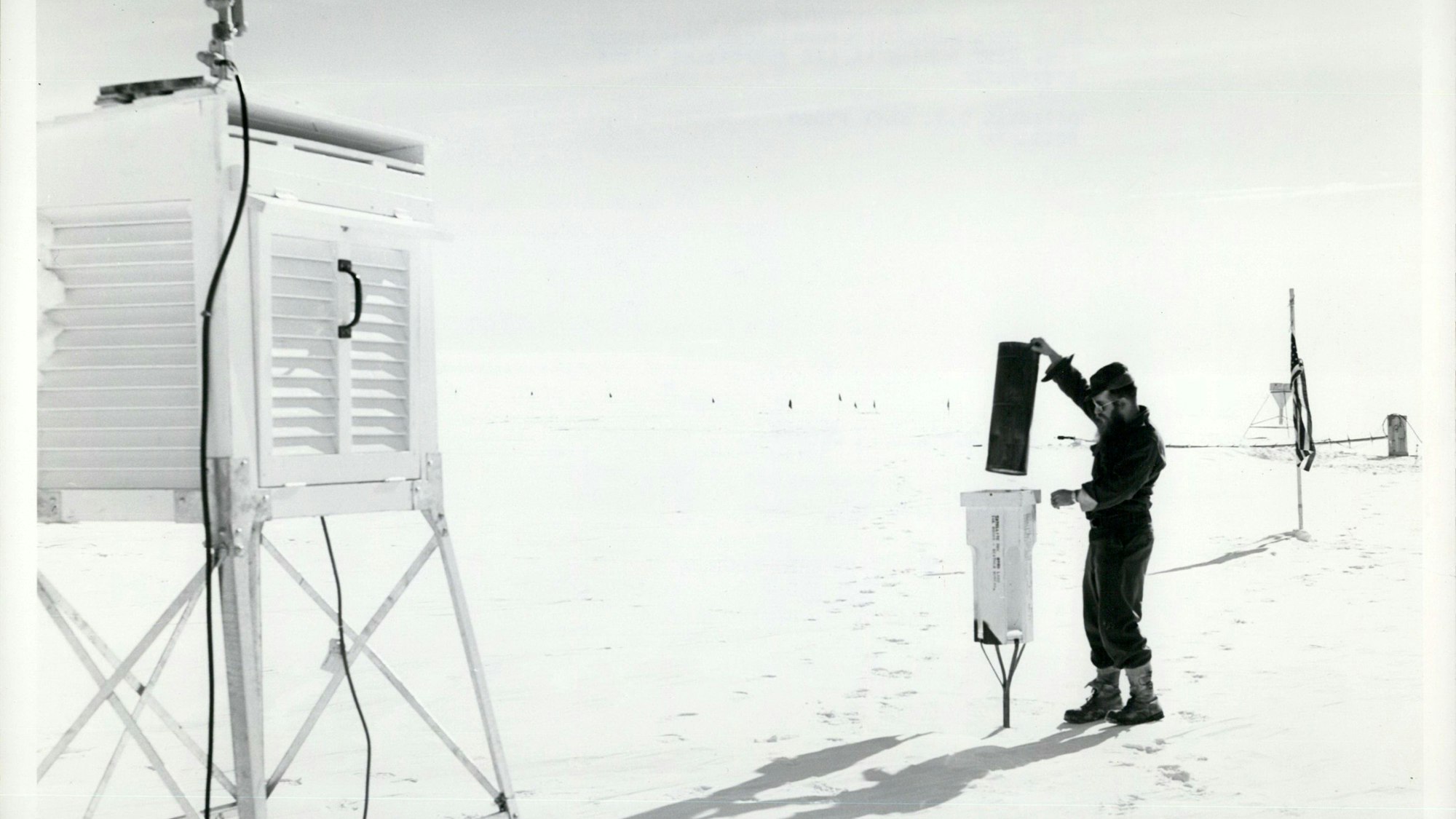 Ein ziviler Wetterbeobachter bedient 1957 während der „Operation Deep Freeze“ eine Schneefalle an der US-Station Byrd in der Antarktis.