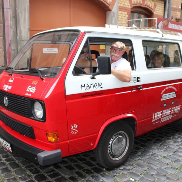 Arno Bös mit Bulli „Mariele“ am Eigelstein.