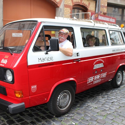 Arno Bös mit Bulli „Mariele“ am Eigelstein.