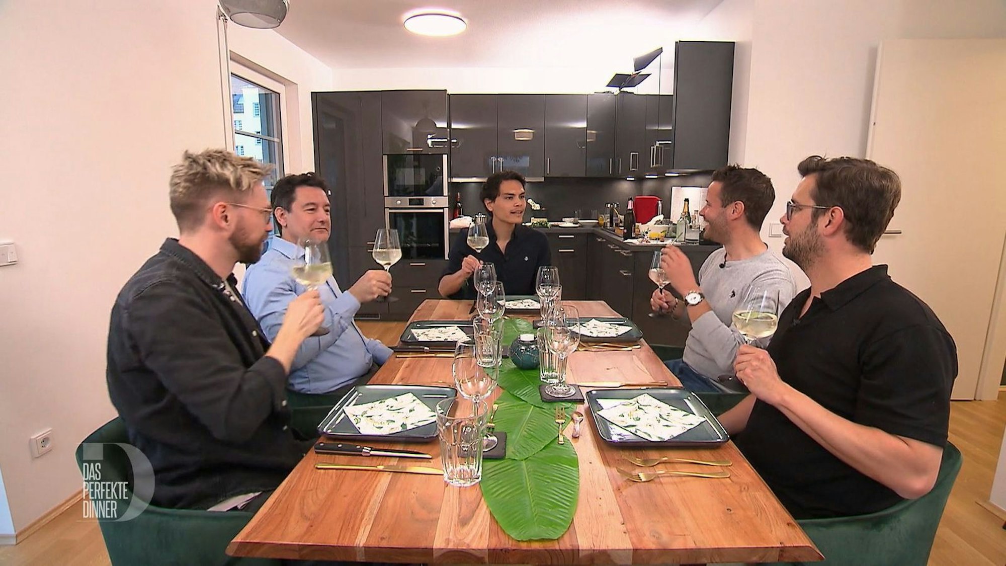 Männerrunde in München - damit hatte niemand gerechnet. Von links: Basti, Pau, Lars, Timo und Marco.
(Bild: RTL)