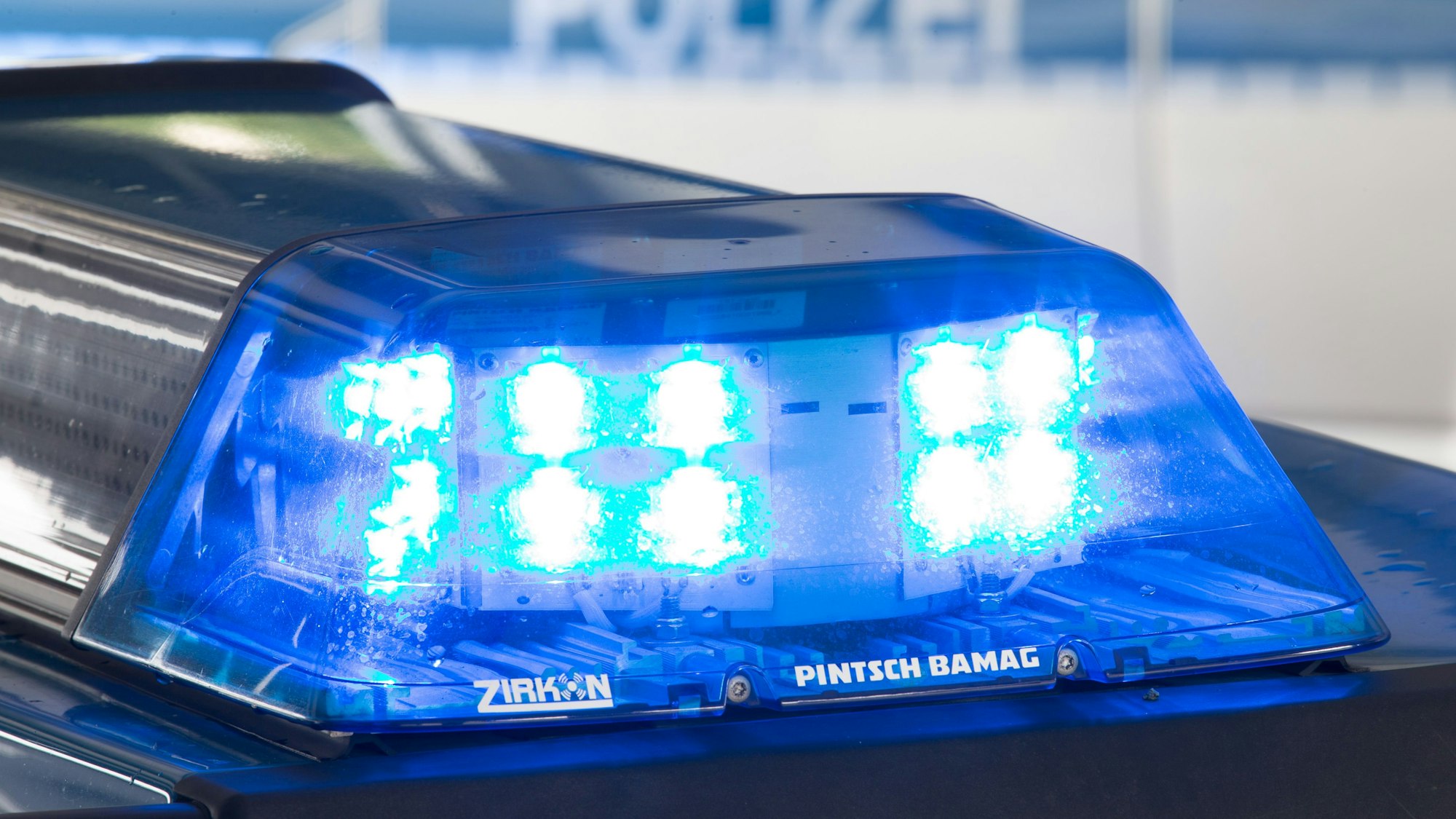 Ein Blaulicht leuchtet auf dem Dach eines Polizeiwagens.