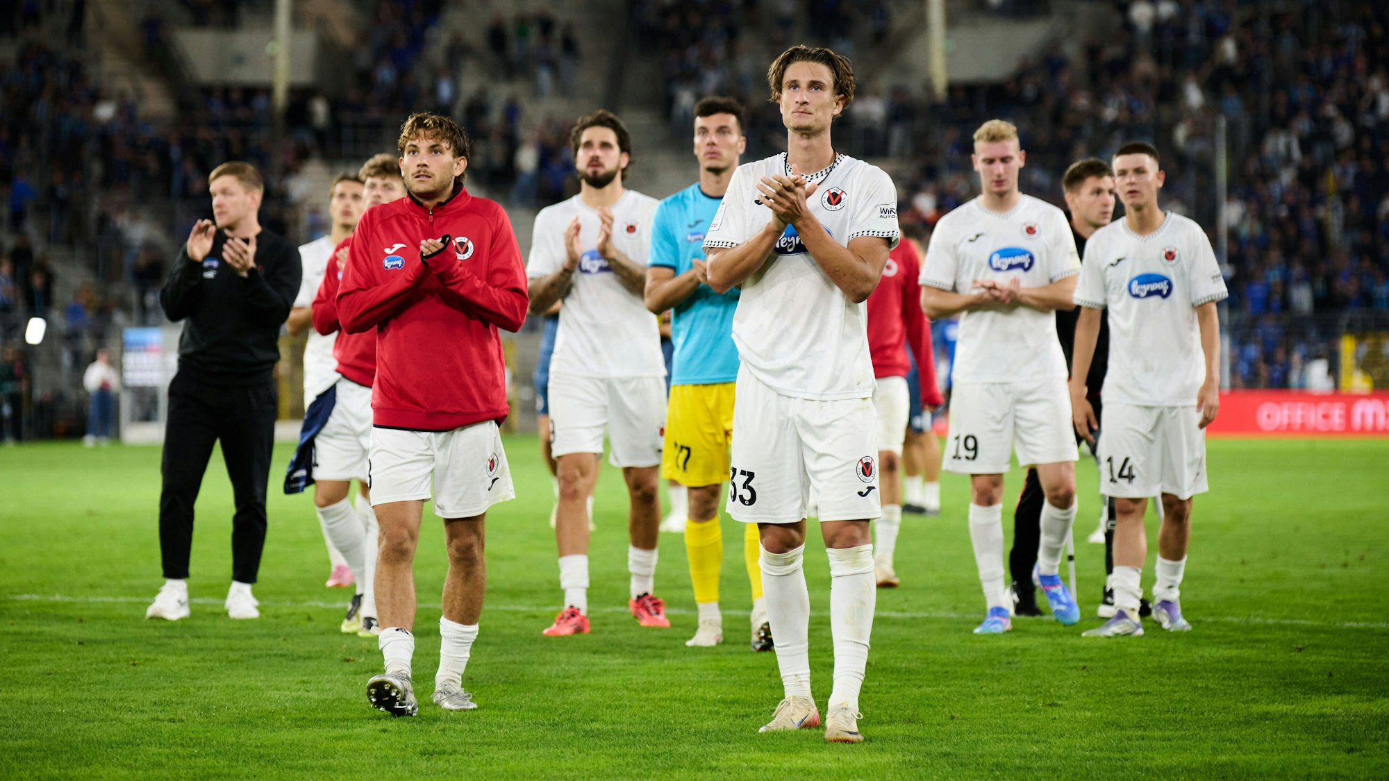 3. Liga, SV Waldhof Mannheim 07 - FC Viktoria Köln 24.08.2025 Team nach Niederlage mit Florian Engelhardt 8 FC Viktoria Köln, Jonah Sticker 33 FC Viktoria Köln, Meiko Sponsel 19 FC Viktoria Köln, Arne Schulz 27 FC Viktoria Köln, Marco Pledl 17 FC Viktoria Köln, Lex-Tyger Lobinger 9 FC Viktoria Köln, Raphael Ott 14 FC Viktoria Köln und Marian Wilhelm FC Viktoria Köln 3. Liga, SV Waldhof Mannheim 07 FC Viktoria Köln, am 24.08.2025 im Carl-Benz-Stadion in Mannheim. DFB REGULATIONS PROHIBIT ANY USE OF PHOTOGRAPHS AS IMAGE SEQUENCES AND/OR QUASI-VIDEO. 3. Liga, SV Waldhof Mannheim 07 FC Viktoria Köln, am 24.08.2025 im Carl-Benz-Stadion in Mannheim. DFB REGULATIONS PROHIBIT ANY USE OF PHOTOGRAPHS AS IMAGE SEQUENCES AND/OR QUASI-VIDEO. *** 3 Liga, SV Waldhof Mannheim 07 FC Viktoria Köln 24 08 2025 Team after defeat with Florian Engelhardt 8 FC Viktoria Köln , Jonah Sticker 33 FC Viktoria Köln , Meiko Sponsel 19 FC Viktoria Köln , Arne Schulz 27 FC Viktoria Köln , Marco Pledl 17 FC Viktoria Köln , Lex Tyger Lobinger 9 FC Viktoria Köln , Raphael Ott 14 FC Viktoria Köln and Marian Wilhelm FC Viktoria Köln 3 Liga, SV Waldhof Mannheim 07 - FC Viktoria Köln, on 24 08 2025 at the Carl Benz Stadium in Mannheim DFB REGULATIONS PROHIBIT ANY USE OF PHOTOGRAPHS AS IMAGE SEQUENCES AND OR QUASI VIDEO 3 Liga, SV Waldhof Mannheim 07 - FC Viktoria Köln, on 24 08 2025 at the Carl Benz Stadium in Mannheim DFB REGULATIONS PROHIBIT ANY USE OF PHOTOGRAPHS AS IMAGE SEQUENCES AND OR QUASI VIDEO Copyright: xBEAUTIFULxSPORTS/Gelhardtx